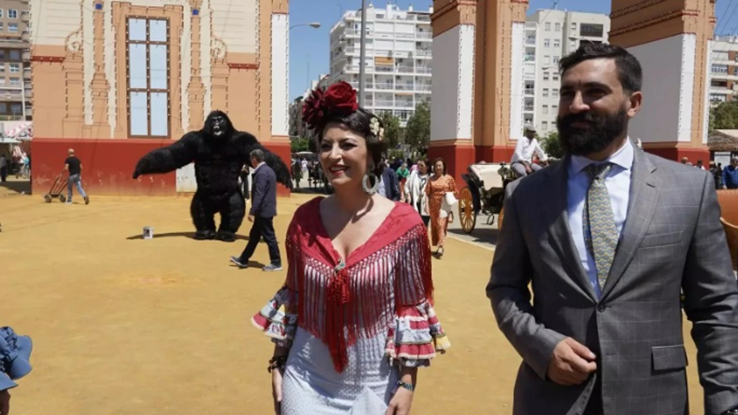 Imagen de Macarena Olona vestida de Sevillana Imagen de Macarena Olona vestida de Sevillana