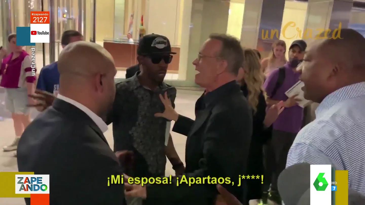 El vídeo de Tom Hanks que nunca te hubieras imaginado: así es su monumental enfado con unos fans que empujaron a su mujer El vídeo de Tom Hanks que nunca te hubieras imaginado: así es su monumental enfado con unos fans que empujaron a su mujer