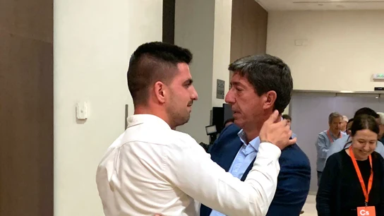 El líder de ciudadanos en Andalucía, Juan Marín, abraza a uno de sus hijos El líder de ciudadanos en Andalucía, Juan Marín, abraza a uno de sus hijos