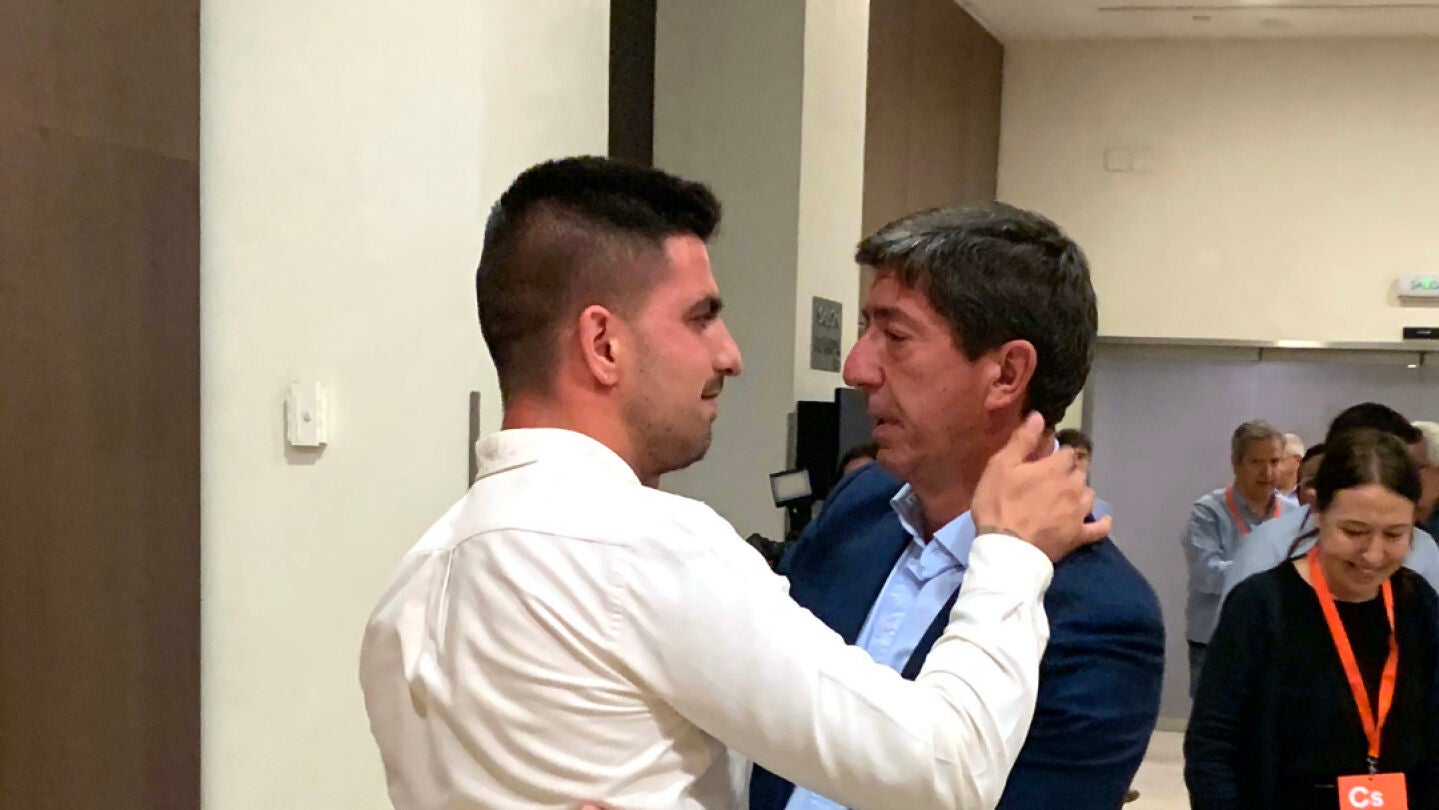 El l&iacute;der de ciudadanos en Andaluc&iacute;a, Juan Mar&iacute;n, abraza a uno de sus hijos 