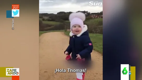 Niña saludando a los trenes Niña saludando a los trenes