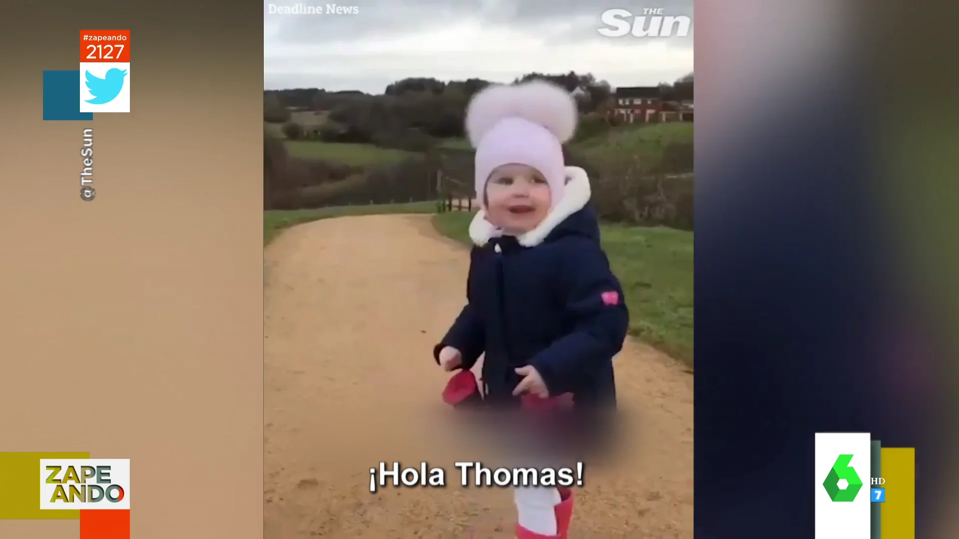 Niña saludando a los trenes