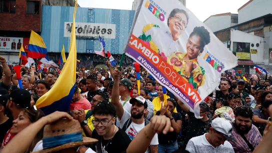 Simpatizantes del presidente electo de Colombia, Gustavo Petro, celebran tras los resultados de las elecciones presidenciales este 19 de junio de 2022, en Cali Simpatizantes del presidente electo de Colombia, Gustavo Petro, celebran tras los resultados de las elecciones presidenciales este 19 de junio de 2022, en Cali