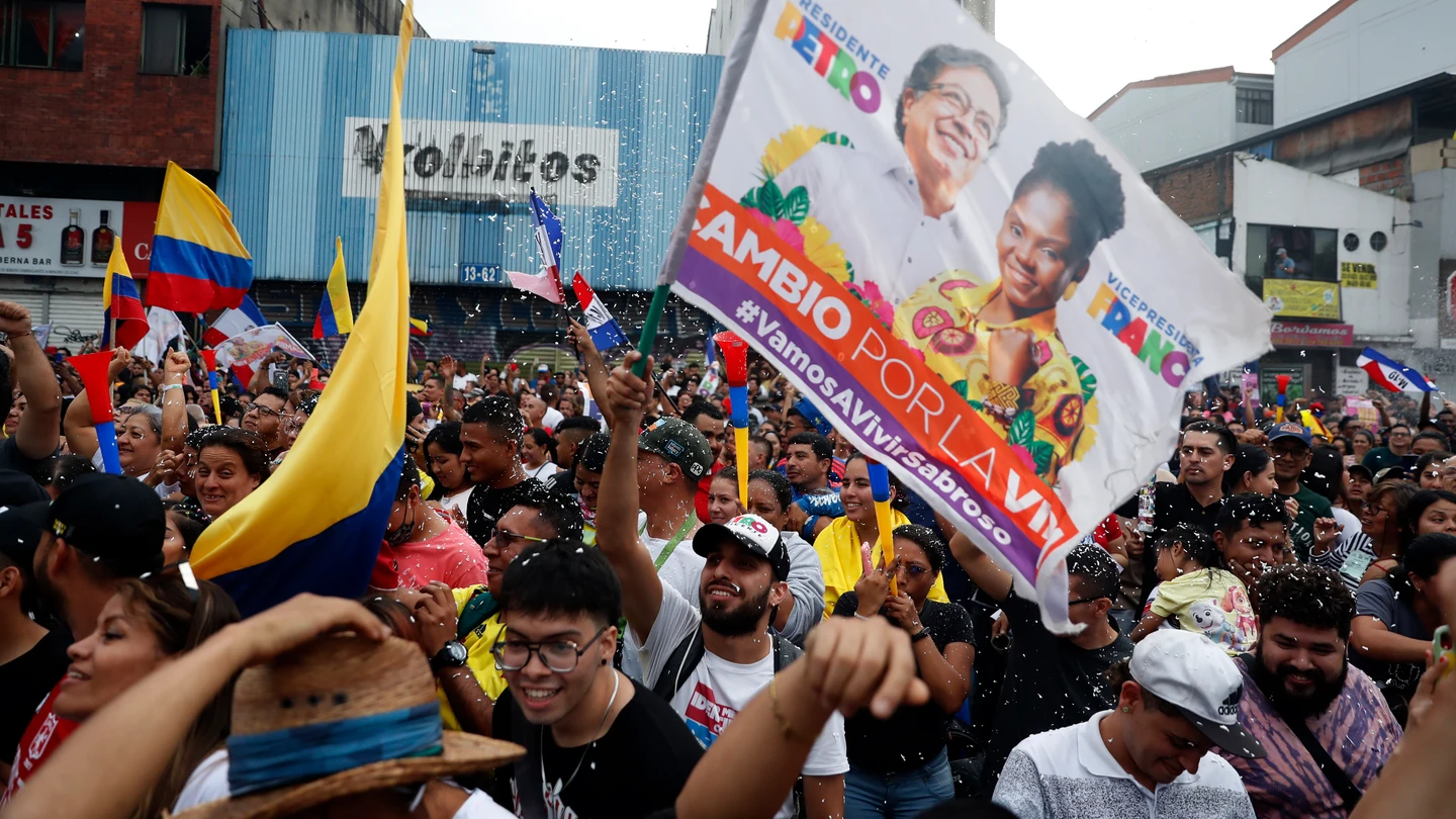 Simpatizantes del presidente electo de Colombia, Gustavo Petro, celebran tras los resultados de las elecciones presidenciales este 19 de junio de 2022, en Cali Simpatizantes del presidente electo de Colombia, Gustavo Petro, celebran tras los resultados de las elecciones presidenciales este 19 de junio de 2022, en Cali