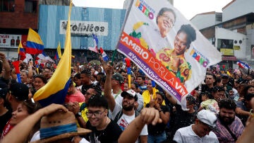 Simpatizantes del presidente electo de Colombia, Gustavo Petro, celebran tras los resultados de las elecciones presidenciales este 19 de junio de 2022, en Cali