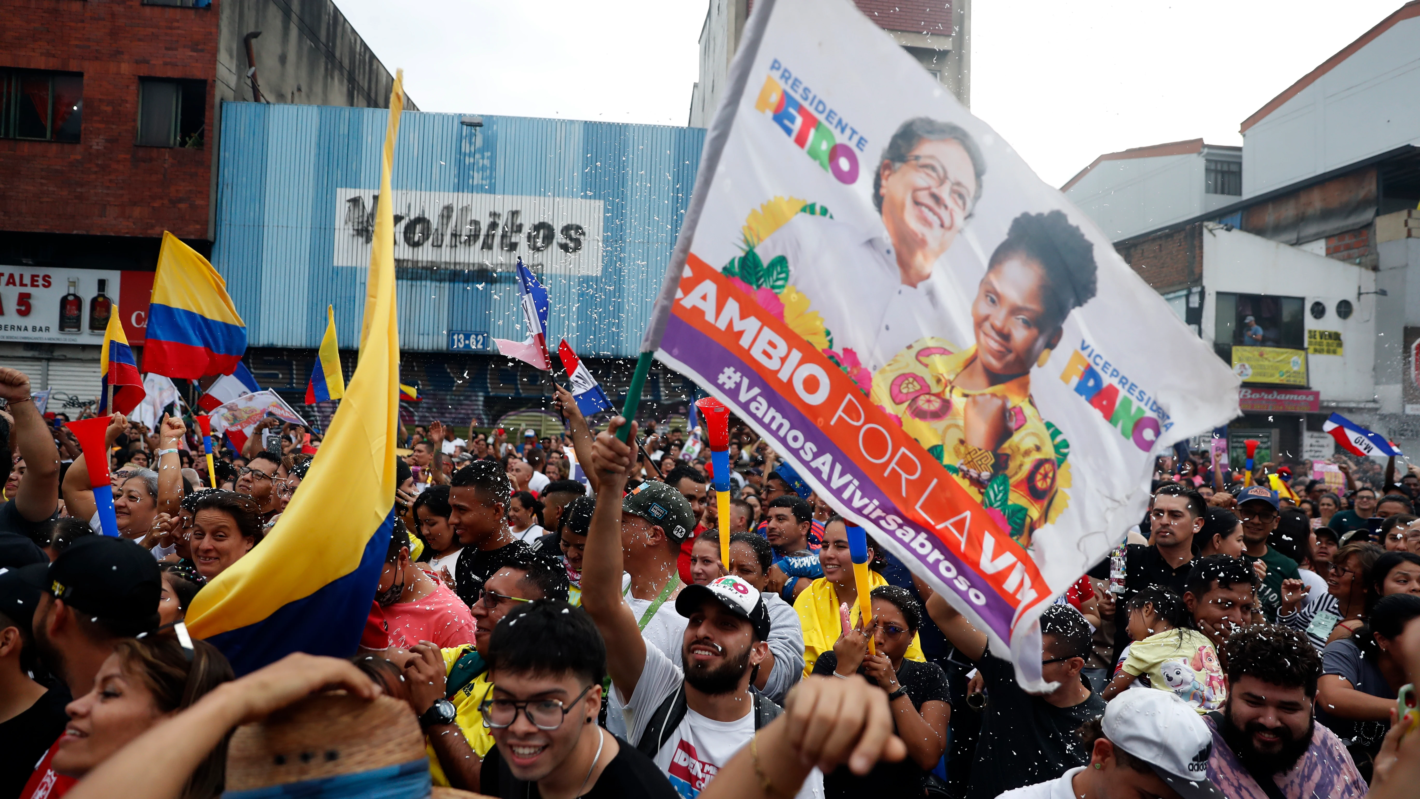 Simpatizantes del presidente electo de Colombia, Gustavo Petro, celebran tras los resultados de las elecciones presidenciales este 19 de junio de 2022, en Cali