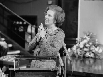 Margaret Thatcher, primera ministra de Reino Unido, durante un discurso en una escuela en 1982