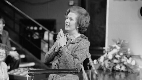 Margaret Thatcher, primera ministra de Reino Unido, durante un discurso en una escuela en 1982