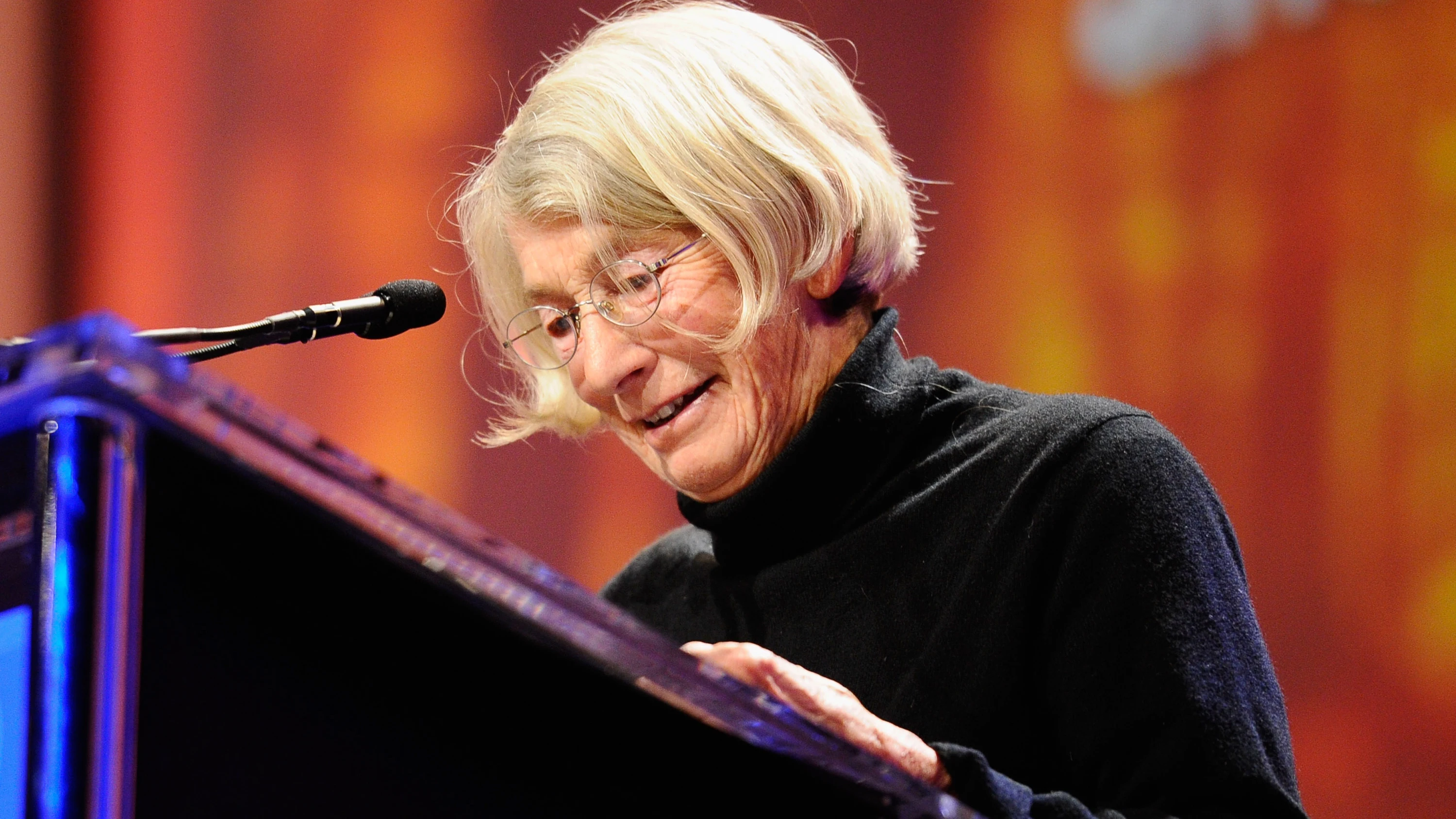 La poeta Mary Oliver habla durante la Conferencia Anual de Mujeres 2010