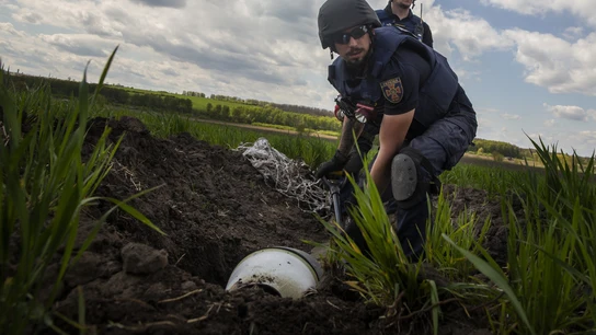 Retirada de fragmentos de una bomba de racimo Retirada de fragmentos de una bomba de racimo
