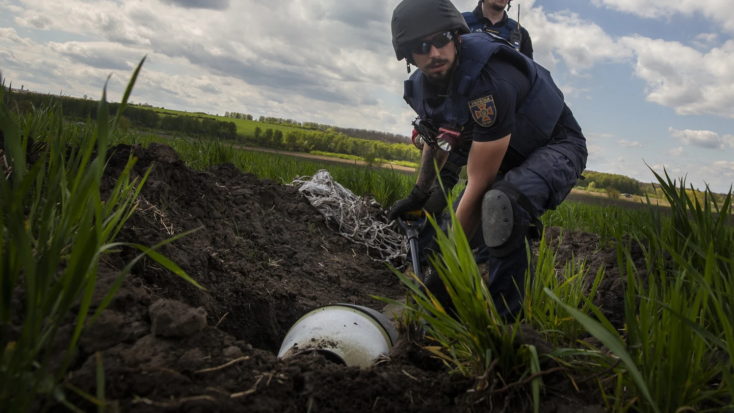 Retirada de fragmentos de una bomba de racimo Retirada de fragmentos de una bomba de racimo
