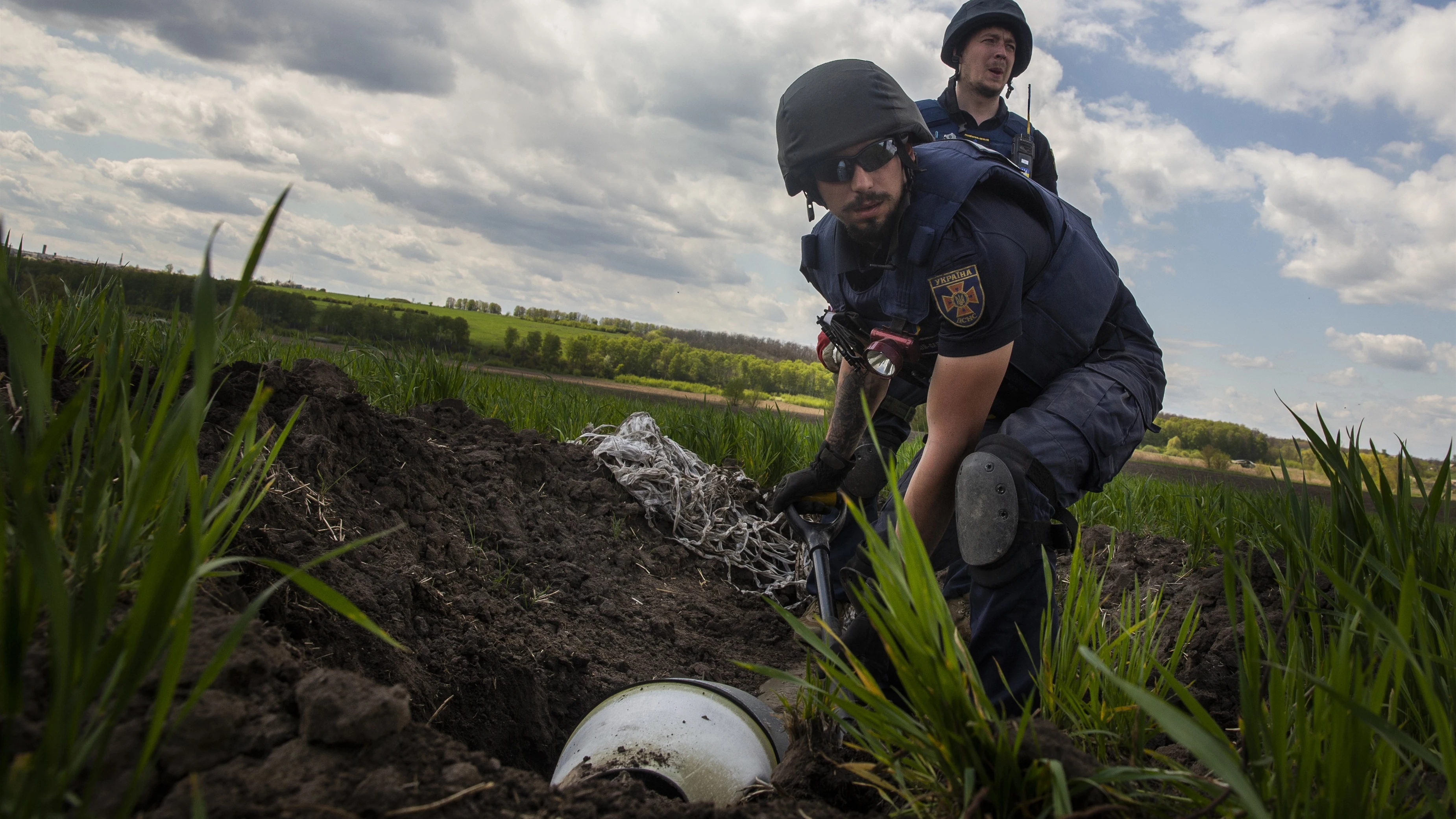 Retirada de fragmentos de una bomba de racimo