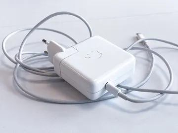 Un cargador de Apple Un cargador de Apple