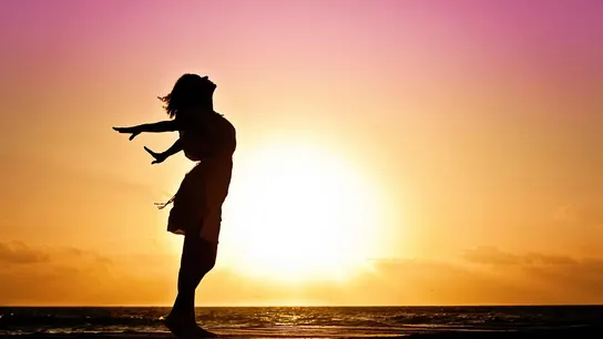 Imagen de archivo de una mujer frente al mar Imagen de archivo de una mujer frente al mar