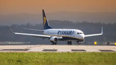 Imagen de archivo de un avión de Ryanair Imagen de archivo de un avión de Ryanair