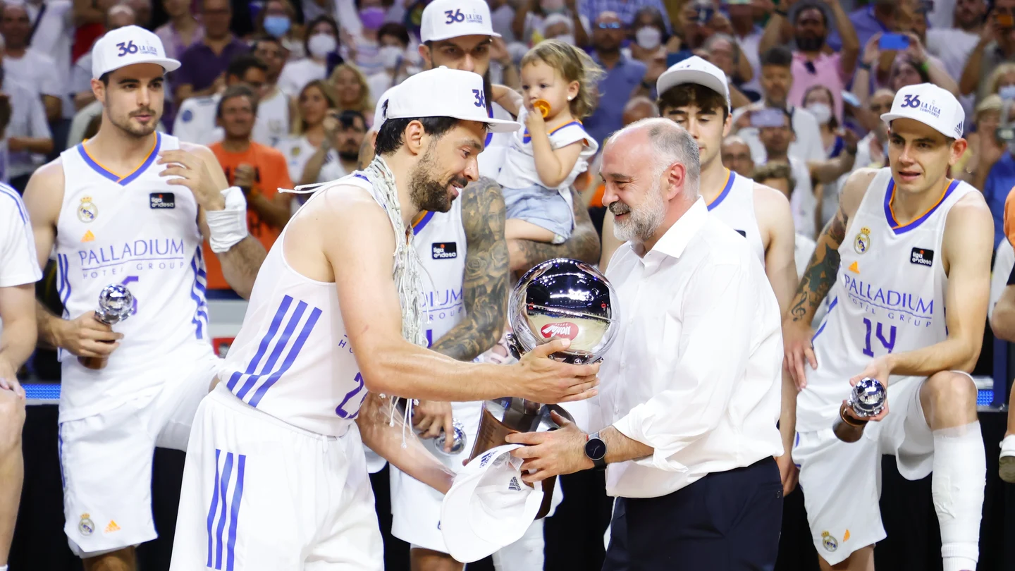 Llull llamó a Laso para que levantara el trofeo de campeones Llull llamó a Laso para que levantara el trofeo de campeones