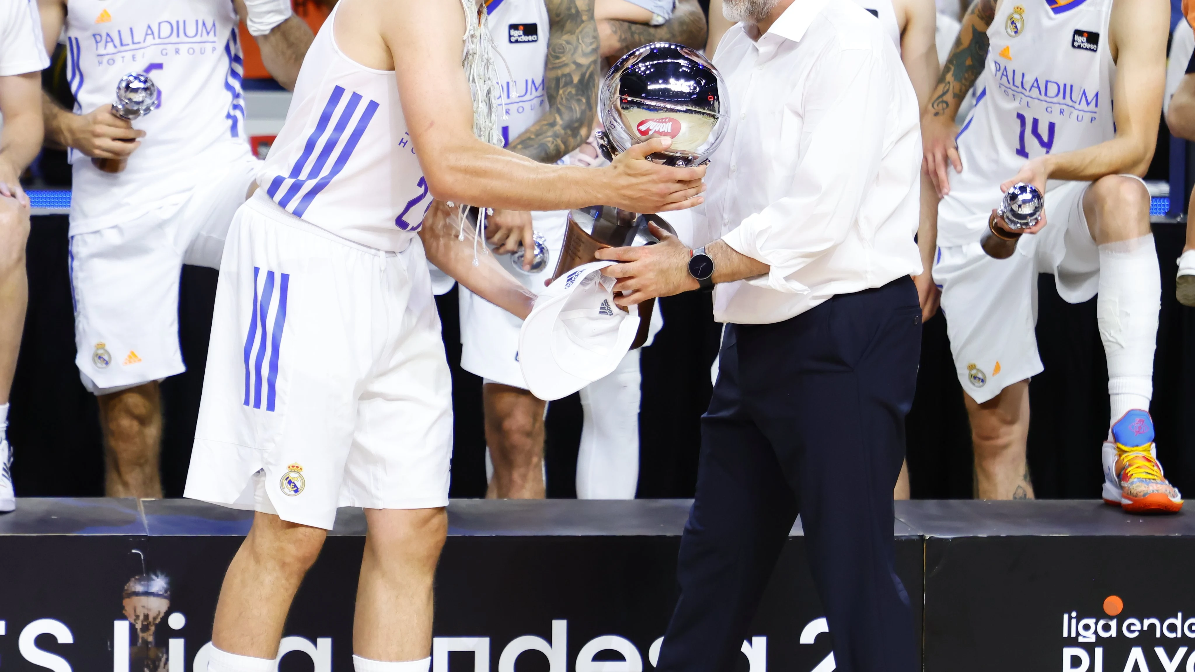 Llull llamó a Laso para que levantara el trofeo de campeones