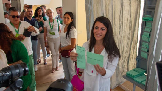 La candidata de Vox a la presidencia de la Junta de Andaluc&iacute;a, Macarena Olona, muestra la papeleta con las siglas de su partido a su llegada al Hogar del Pensionista de Salobre&ntilde;a (Granada) momentos antes de ejercer su derecho al voto.