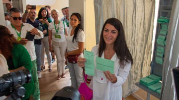 La candidata de Vox a la presidencia de la Junta de Andalucía, Macarena Olona, muestra la papeleta con las siglas de su partido a su llegada al Hogar del Pensionista de Salobreña (Granada) momentos antes de ejercer su derecho al voto.