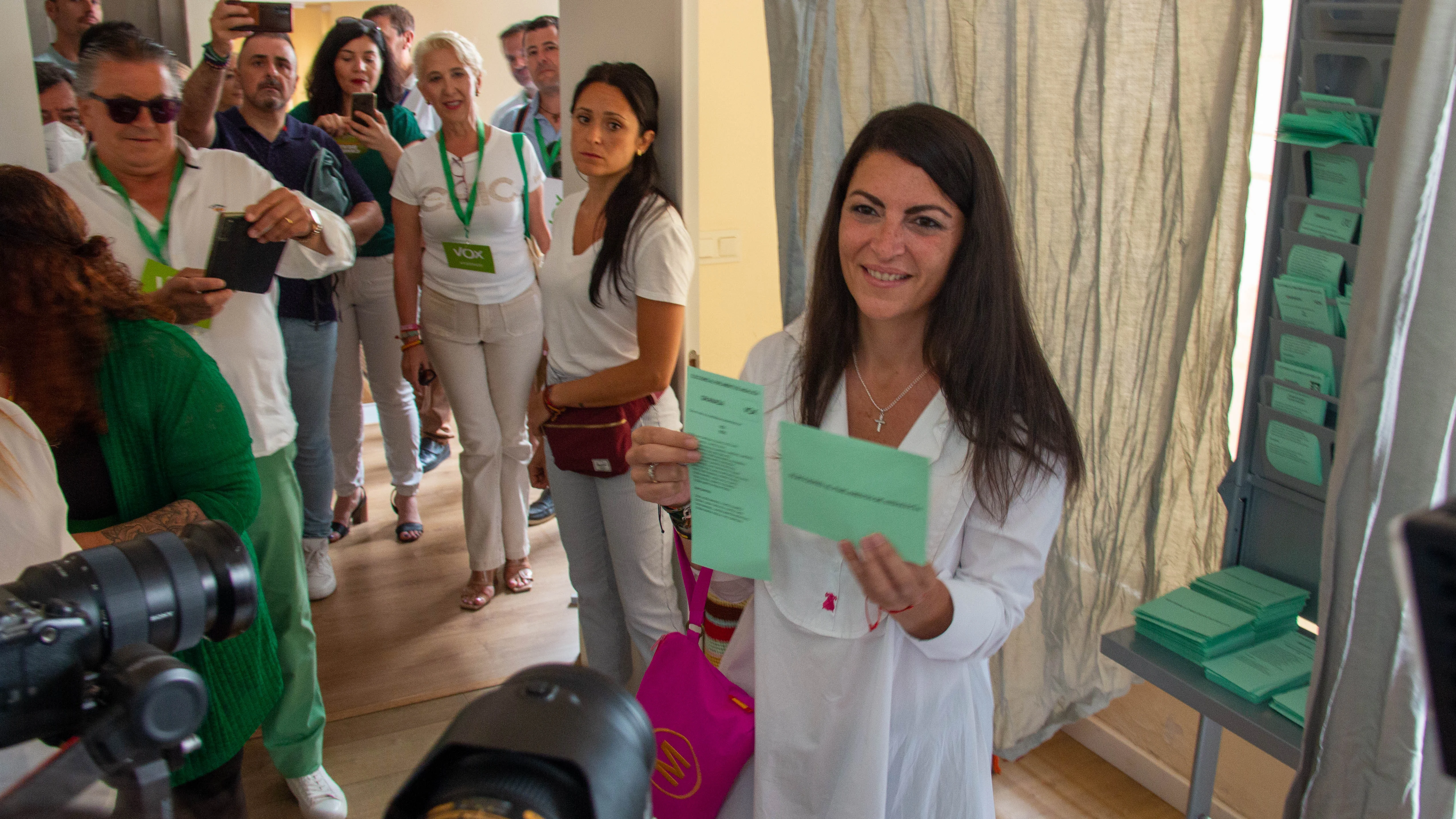 La candidata de Vox a la presidencia de la Junta de Andalucía, Macarena Olona, muestra la papeleta con las siglas de su partido a su llegada al Hogar del Pensionista de Salobreña (Granada) momentos antes de ejercer su derecho al voto.