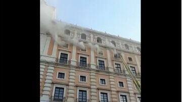 Controlado el incendio en el Alcázar de Toledo, aunque sigue afectado por un intenso humo