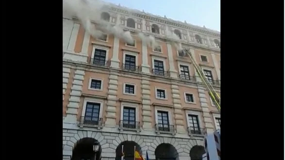 Controlado el incendio en el Alcázar de Toledo, aunque sigue afectado por un intenso humo