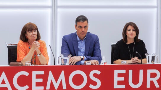 Cristina Narbona, Pedro S&aacute;nchez y Adriana Lastra asisten a una reuni&oacute;n de la Ejecutiva del PSOE un d&iacute;a despu&eacute;s de las elecciones andaluzas