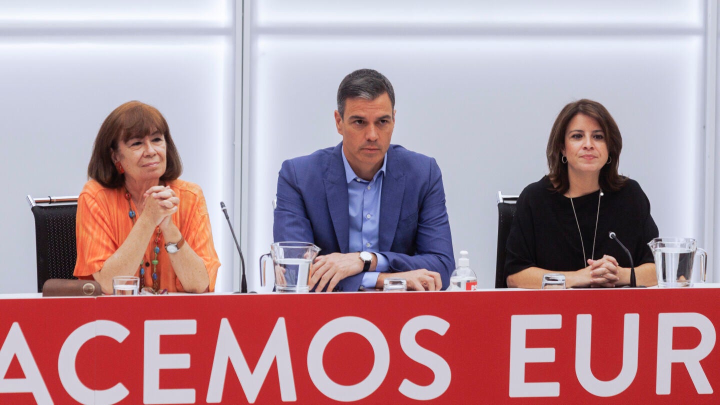 Cristina Narbona, Pedro S&aacute;nchez y Adriana Lastra asisten a una reuni&oacute;n de la Ejecutiva del PSOE un d&iacute;a despu&eacute;s de las elecciones andaluzas