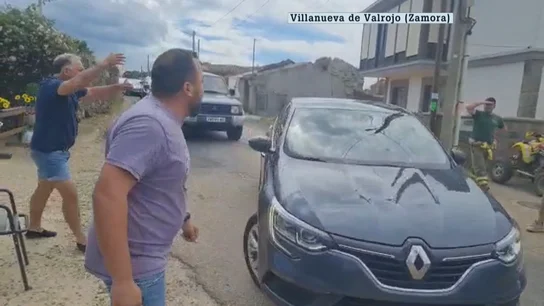 Vecinos de Villanueva de Valrojo (Zamora) increpan a Mañueco Vecinos de Villanueva de Valrojo (Zamora) increpan a Mañueco