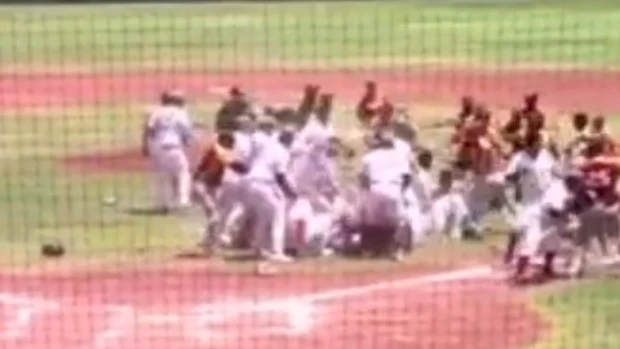 Salvaje pelea en un partido de béisbol entre México y Venezuela