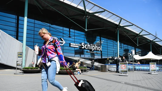 Una mujer camina por el aeropuerto de Schiphol de Amsterdam Una mujer camina por el aeropuerto de Schiphol de Amsterdam