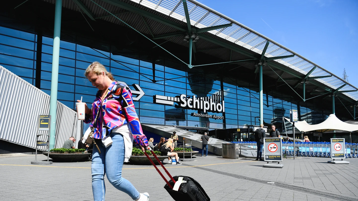 Una mujer camina por el aeropuerto de Schiphol de Amsterdam Una mujer camina por el aeropuerto de Schiphol de Amsterdam