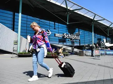 Una mujer camina por el aeropuerto de Schiphol de Amsterdam