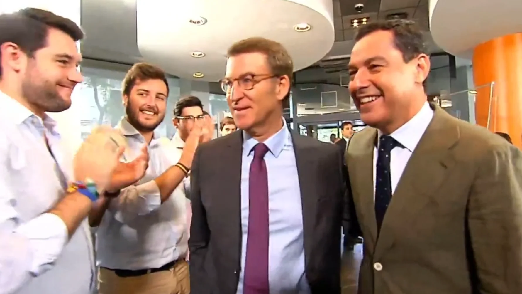 Alberto Núñez Feijóo y Juanma Moreno, en la sede del PP en Génova