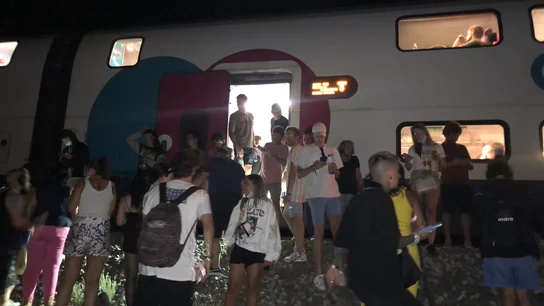 Pasajero del tren Ouigo en las vías durante la avería Pasajero del tren Ouigo en las vías durante la avería