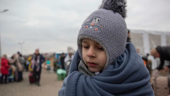 Un niño refugiado ucraniano llega a Medyka, Polonia Un niño refugiado ucraniano llega a Medyka, Polonia
