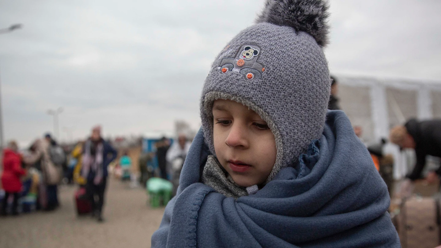 Un niño refugiado ucraniano llega a Medyka, Polonia Un niño refugiado ucraniano llega a Medyka, Polonia