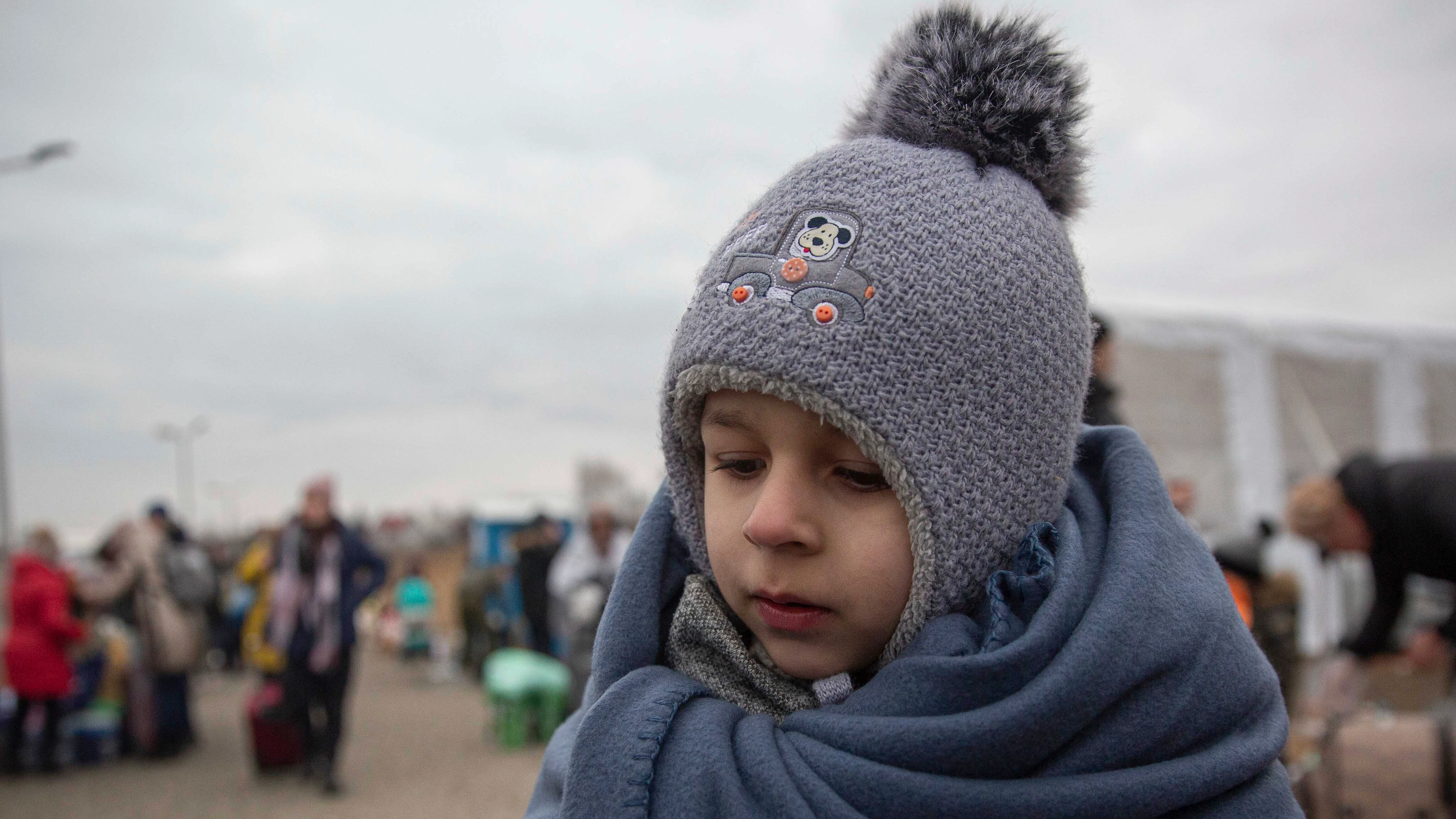 Un niño refugiado ucraniano llega a Medyka, Polonia