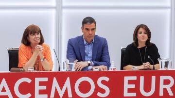 La presidenta del PSOE, Cristina Narbona; el secretario general del PSOE, Pedro Sánchez, y la vicesecretaria Adriana Lastra