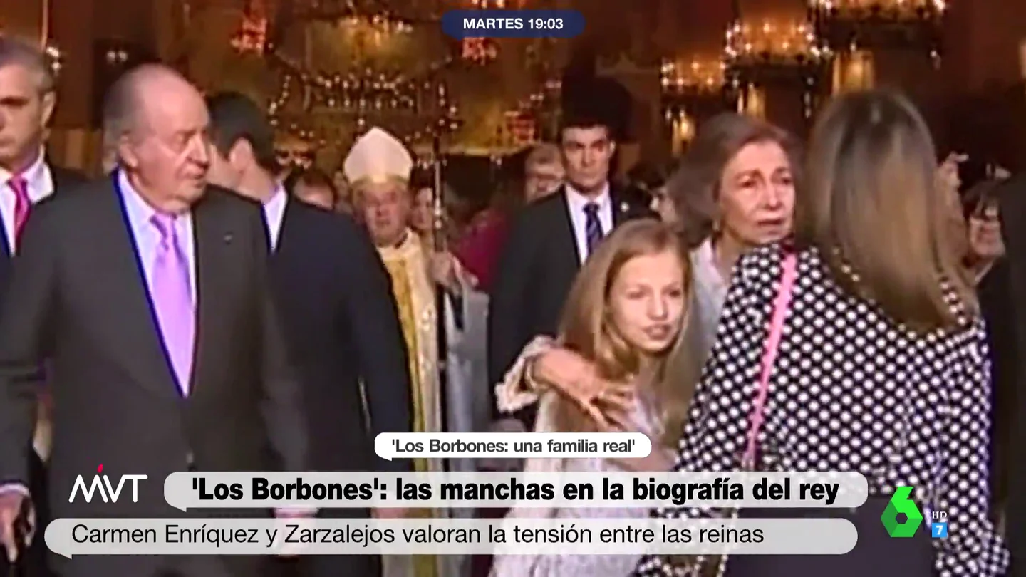 Tensión entre reinas: las diferentes visiones del encontronazo de Letizia y Sofía en la catedral de Palma con "pellizco" a Leonor incluido Tensión entre reinas: las diferentes visiones del encontronazo de Letizia y Sofía en la catedral de Palma con "pellizco" a Leonor incluido