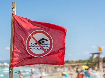 Bandera roja en la playa Bandera roja en la playa