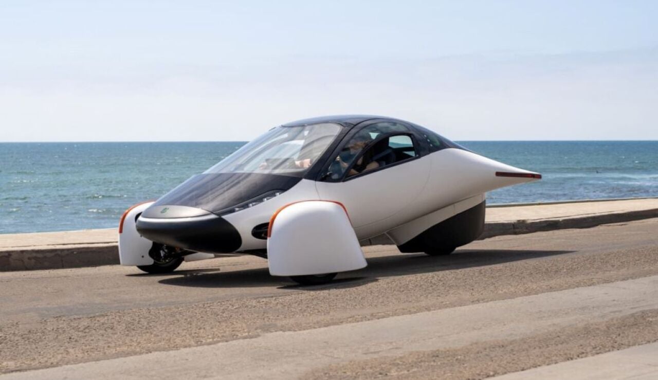 Menos de 26.000 dólares y 1.600 km de autonomía: el coche solar que desbancará a los eléctricos