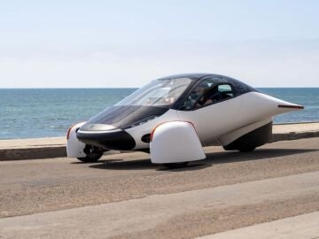 Menos de 26.000 dólares y 1.600 km de autonomía: el coche solar que desbancará a los eléctricos