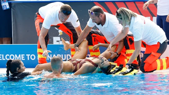Rescatan a la nadadora Anita Álvarez tras desmayarse en el agua en el Mundial de Natación Rescatan a la nadadora Anita Álvarez tras desmayarse en el agua en el Mundial de Natación
