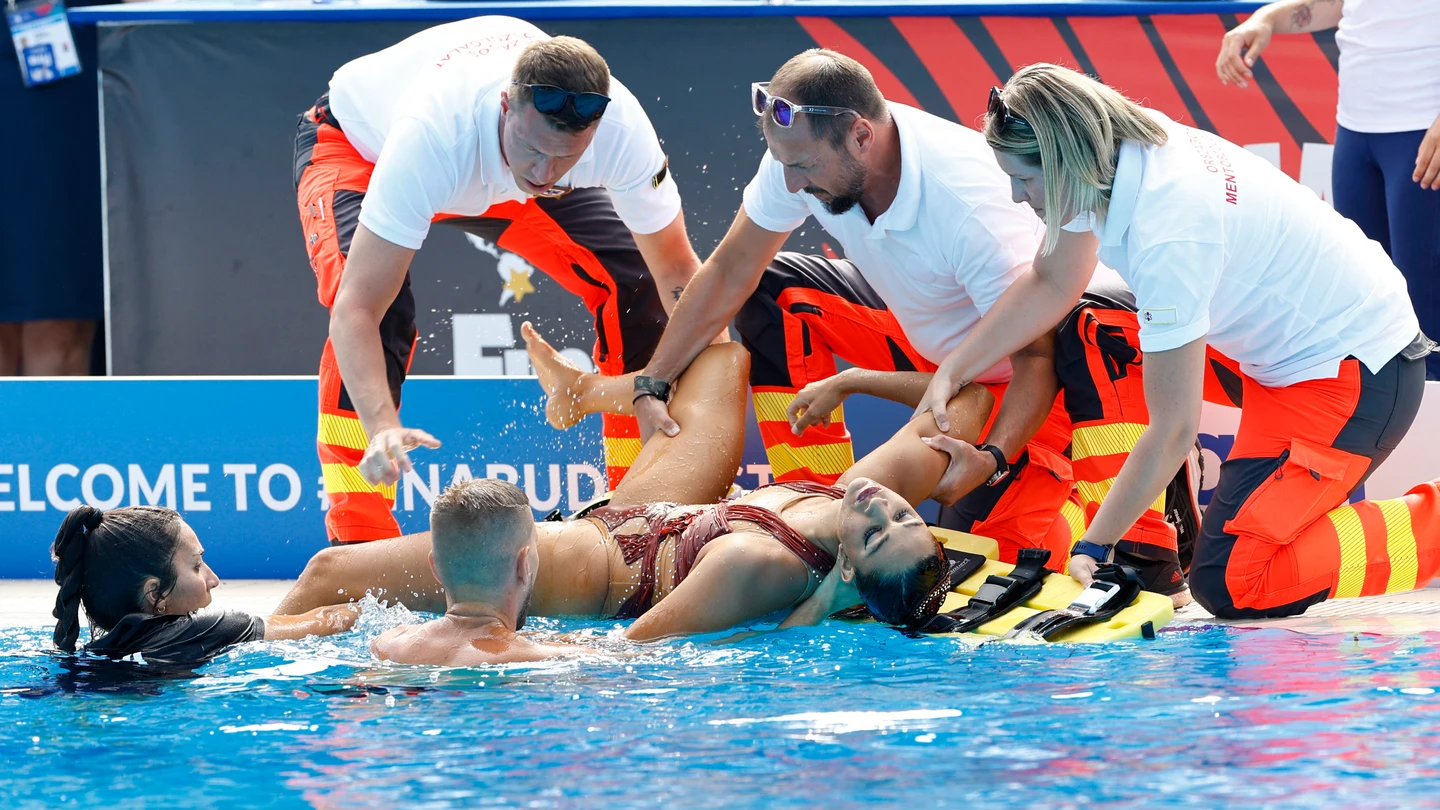 Rescatan a la nadadora Anita Álvarez tras desmayarse en el agua en el Mundial de Natación Rescatan a la nadadora Anita Álvarez tras desmayarse en el agua en el Mundial de Natación