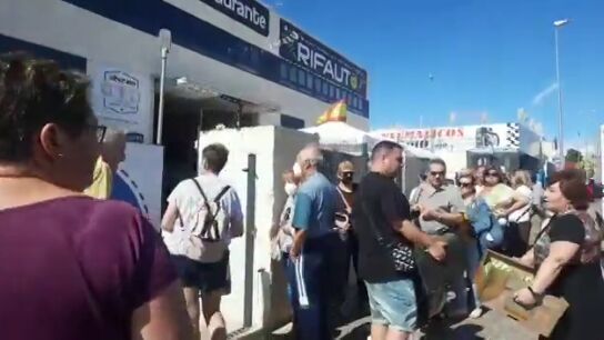 Colas en Parla para conseguir sandías baratas