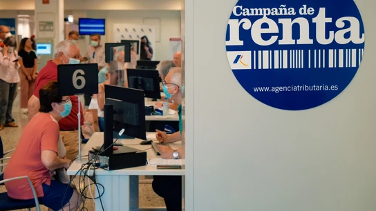 Una oficina de la Agencia Tributaria en plena campaña de la declaración de la renta ¿Hasta cuándo se puede hacer la declaración de la renta? Este es el último día