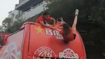 La celebración del Girona pudo acabar en tragedia: los jugadores salvaron a una fotógrafa de caerse del bus