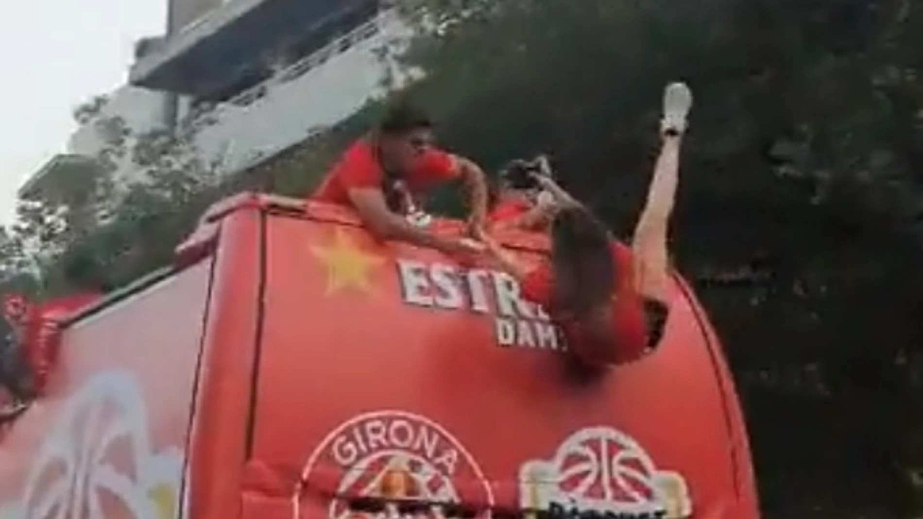 La celebración del Girona pudo acabar en tragedia: los jugadores salvaron a una fotógrafa de caerse del bus