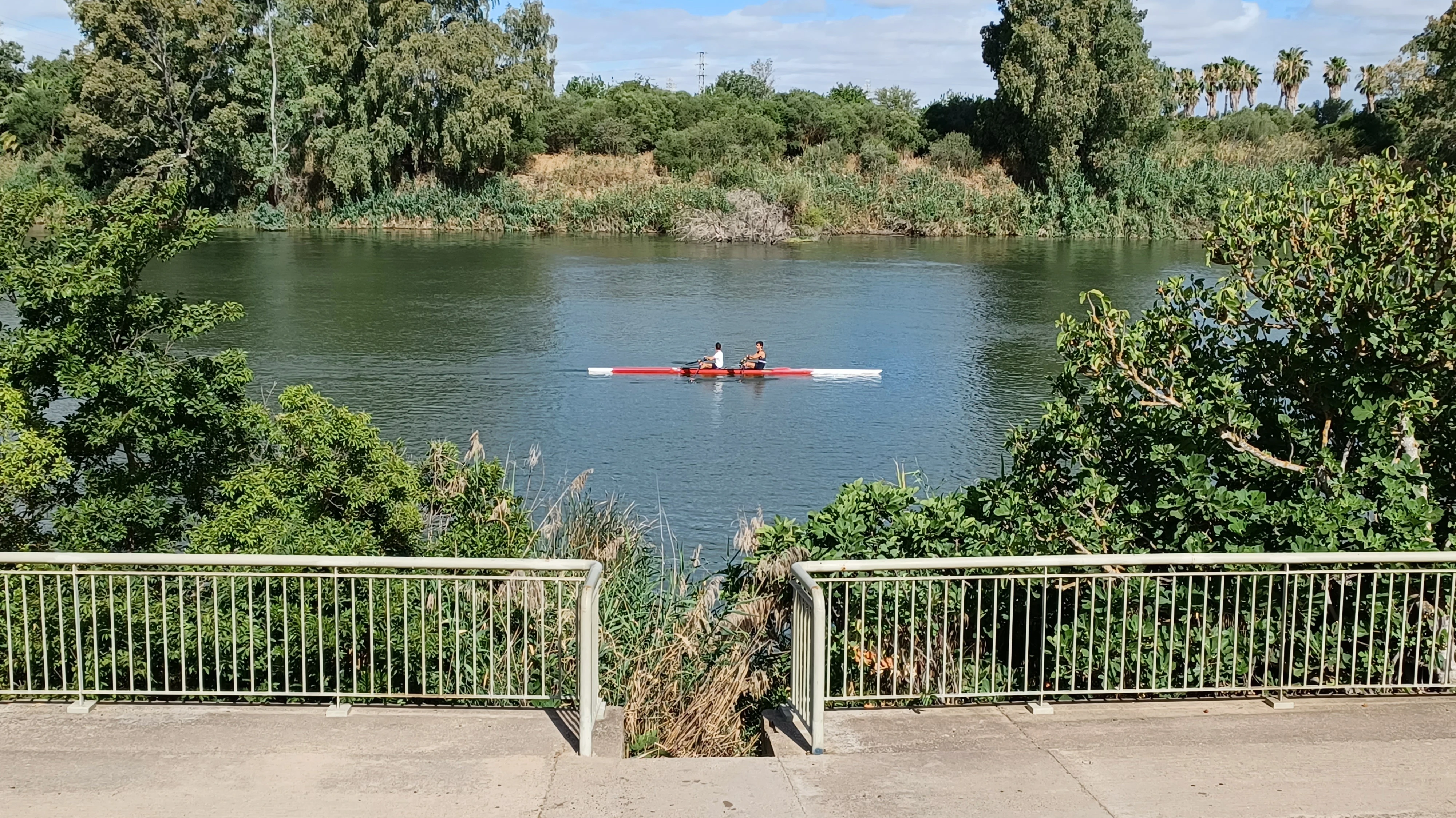 Zona en la dársena del Guadalquivir a su paso por Sevilla donde fue encontrado el cadáver de una mujer